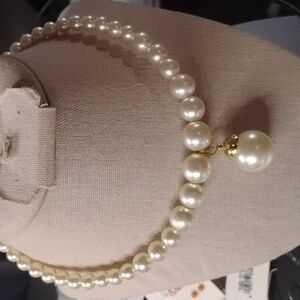 Details round pendant necklace